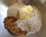 Foto del paso 2 de la receta: Crumble de arándanos, pera y manzanas con helado de vainilla