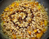 Foto del paso 4 de la receta: Spaghetti nero di seppia con salsa picante de calabaza y soja texturizada