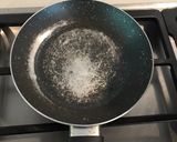 Foto langkah ke 4 dari resep Makanan AnakIkan Salmon Goreng.