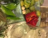 صورة لخطوة 2 من وصفة مخلل بندورة خضراء
