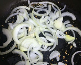 Foto del paso 2 de la receta: Pechugas con cebolla-tomate con guarnición