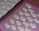 Une image de l'étape 2 de Macarons bonhommes de neige à la noix de coco.