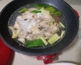 รูปขั้นตอนการทำที่ 3 ของ ต้มยำไก่น้ำใส​ สำหรับเด็กหอ