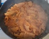 Foto del paso 3 de la receta: Chicharrón esponjoso en salsa roja con nopales