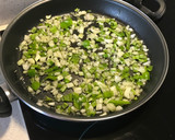 Foto del paso 2 de la receta: Paella de pollo con chorizo a mi estilo 😋