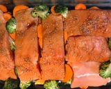 Foto del paso 4 de la receta: Salmón al horno con vegetales