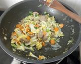 Foto langkah ke 3 dari resep Bakmie Goreng Sayuran.