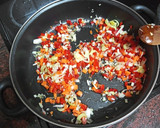 Foto del paso 2 de la receta: Arroz amarillo semicaldoso con carne y verdura