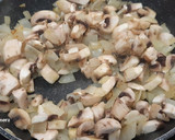 Foto del paso 2 de la receta: Macarrones integrales con salsa de champiñones y Cabrales