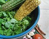 Foto langkah ke 1 dari resep *bening bayam oyong jagung temu kunci*.