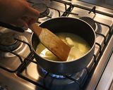 Foto del paso 1 de la receta: Croquembouche (masa choux y crema pastelera)
