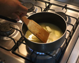 Foto del paso 1 de la receta: Croquembouche (masa choux y crema pastelera)