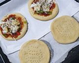 Foto langkah ke 4 dari resep Pizza Mini.