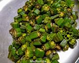 A picture of step 2 of Fried Bhindi Masala.