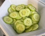 Une image de l'étape 2 de Salade de concombre à la crème, oignon doux, feta et coriandre.