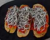 Foto del paso 6 de la receta: Tosta de pimientos con su pilpil y gulas en TMX