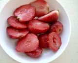 A picture of step 2 of Strawberry milkshake.