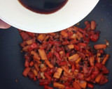 Foto del paso 2 de la receta: Noodles con verduras, cherrys y cerdo con piñones al Wok