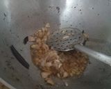 A picture of step 2 of Moti chicken pulao.