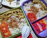 Foto langkah ke 3 dari resep Nasi sosis daun jeruk.