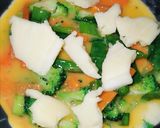 Foto del paso 4 de la receta: Tortas de huevo con brócoli zanahoria cebollino y queso. 🥦🥕🧀