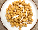 Foto del paso 1 de la receta: Ensalada de garbanzos con vinagreta casera