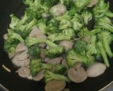 Foto langkah ke 3 dari resep Tumis brokoli baso(untuk anak).