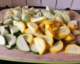 Une image de l'étape 1 de Flan de courgettes tricolores.