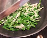 Hình bước làm 4 của món 🌱 Mì Nưa Xào Nấm Mỡ & Lá Cải Bẹ Trắng (Vegan)