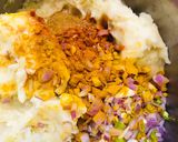 A picture of step 2 of Alu paratha.