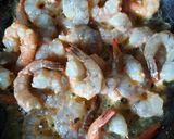 बटर गार्लिक प्रॉन्स (butter garlic prawns recipe in marathi) रेसिपी स्टेप 2 फोटो 