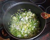 Foto del paso 1 de la receta: Sopa de lechuga con albóndigas de pan