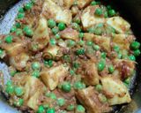 A picture of step 4 of Aloo matar gravy with Hari pyaz ki bhujiya.
