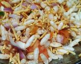 A picture of step 4 of Mudhi (bhelpuri).