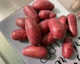 Une image de l'étape 1 de Pommes de terre rouges sautées ail, oignon et herbes aromatiques.