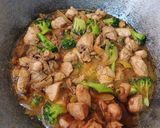 Foto langkah ke 8 dari resep Tumis Dada Ayam dan Brokoli.