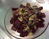 Une image de l'étape 3 de Salade de betteraves rouges marinées aux tomates et feta.