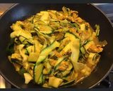 Une image de l'étape 2 de Émincé de poulet aux tagliatelles de courgettes et ras el hanout.