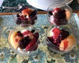Une image de l'étape 2 de Coupes glacées aux fruits rouges et coulis de fruits rouges.