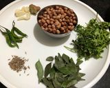 A picture of step 2 of मेदु वडा आणि हिरवी चटणी.