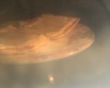 صورة لخطوة 3 من وصفة بيتزا الجبن باقل عن خمس دقايق