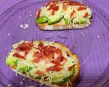 Foto del paso 3 de la receta: Tostas de aguacate con queso gratinado y jamón