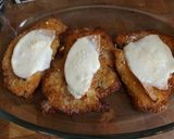 Foto del paso 2 de la receta: Milanesas de pollo con jamón, queso y huevo con puntilla a la plancha