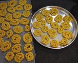 ચકરી (Chakri Recipe In Gujarati) રેસીપી સ્ટેપ3ફોટો