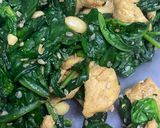 Foto del paso 2 de la receta: Espinacas frescas con pechuga de pollo, sésamo, piñones y salsa de soja fácil y rápido