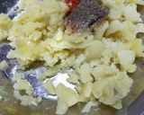 A picture of step 1 of Noodles potato kabab.