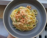 Φωτογραφία βήματος 4 της συνταγής Spaghetti με καπνιστό σολομό και κρέμα γάλακτος. 🍝