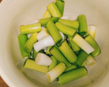 Foto del paso 2 de la receta: Fideuá de verduras y langostinos con allioli de rábanos