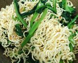 Hình bước làm 2 của món Mì Gói Xào Cải