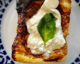 Foto del paso 4 de la receta: Hojaldritos dulce-salado de melocotón con jamón ibérico y burrata
